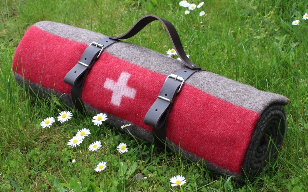 Schweizer Armeedecke aus 90% Schurwolle mit Trageriemen